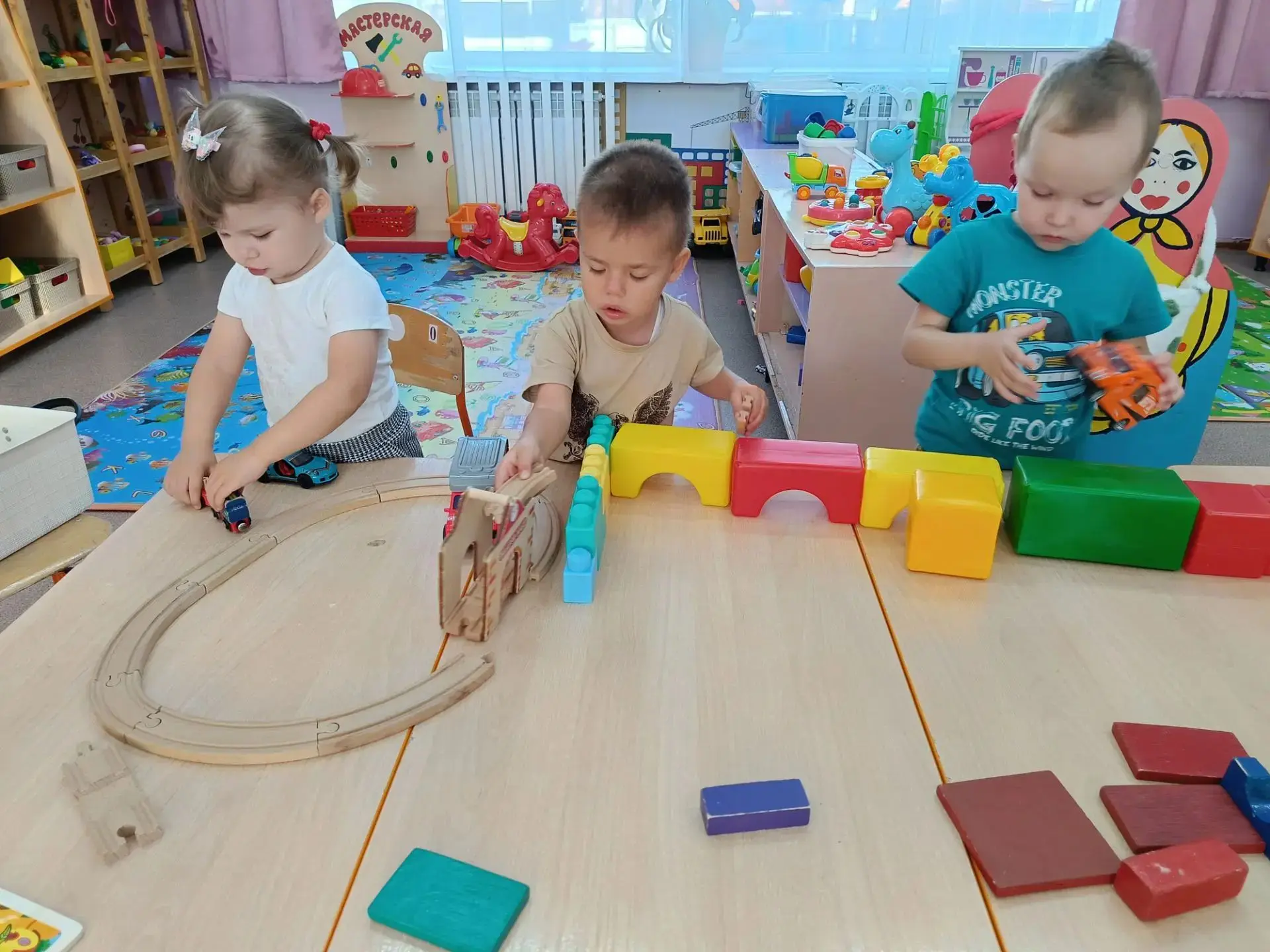🧱 Конструируем и играем: наши первые дорожки!
