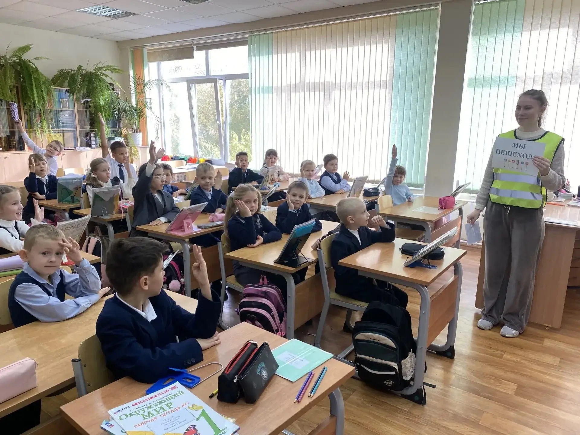 🚸 Безопасность начинается с нас: в начальной школе прошли пятиминутки ПДД «Мы — пешехо...