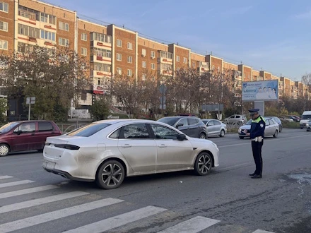 Автоледи на «Kaiyi E5» сбила пешехода, переходившего на красный в Первоуральске #Первоу...