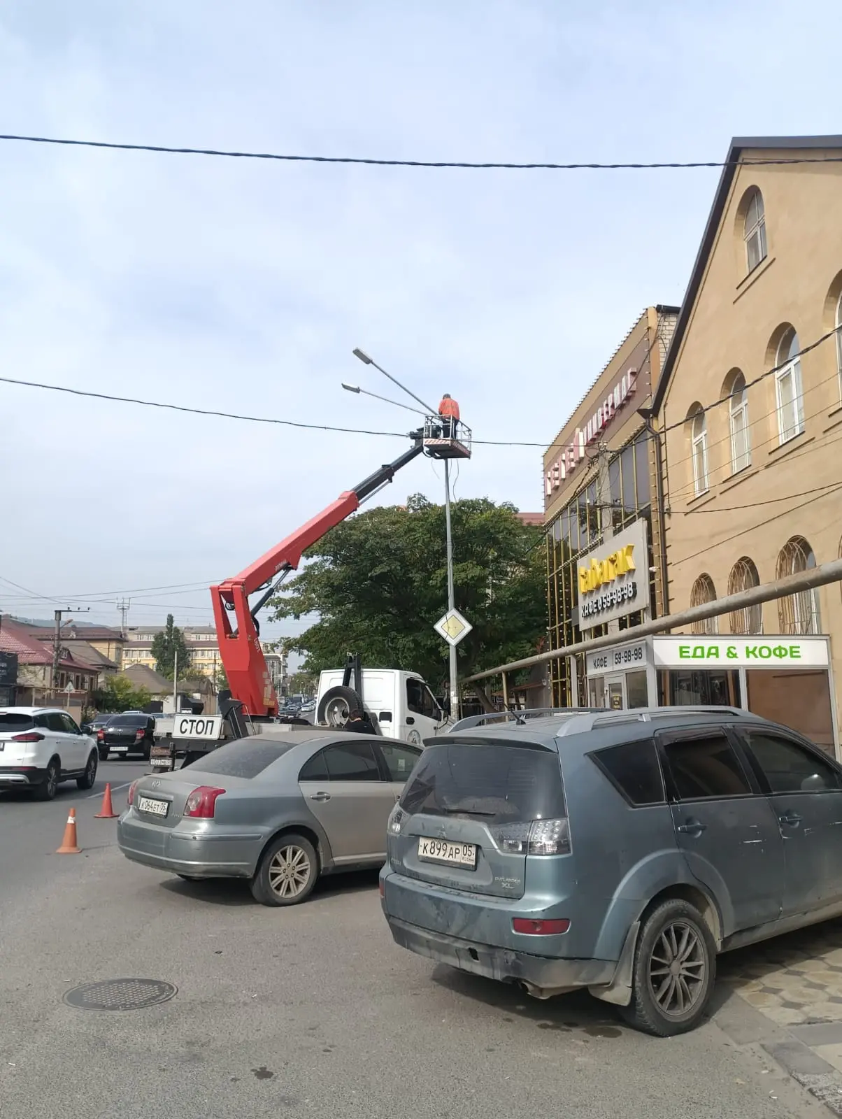 📍 Специалисты МБУ «Благоустройство» обновили уличные светильники. Они устранили поломк...