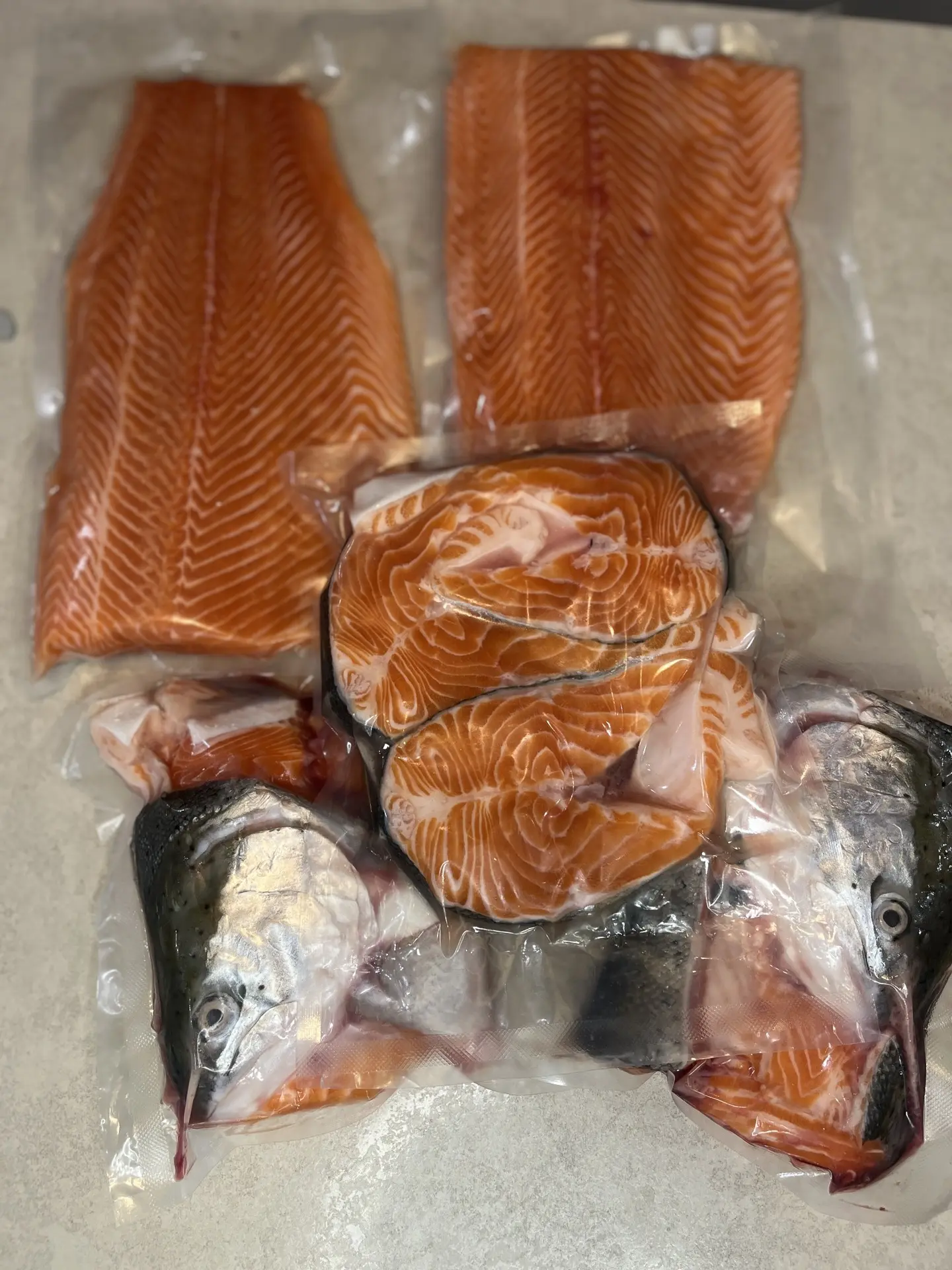 Каждый ЧЕТВЕРГ мы привозим морскую охлажденную форель, на этой неделе - весом 3/4 кг!