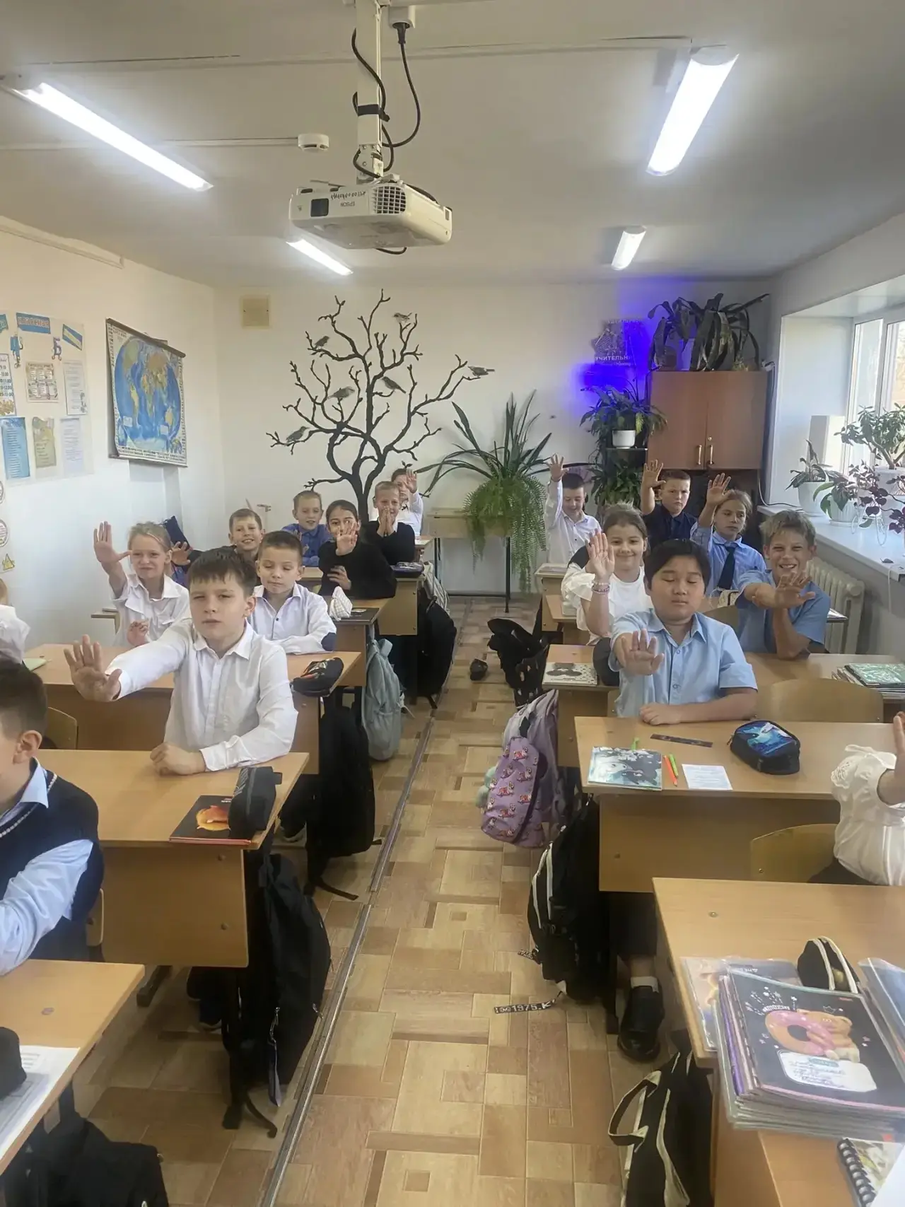 Сегодня в 4 «Б» прошёл классный час «Добро против насилия». Говорили о дружбе, играли в...