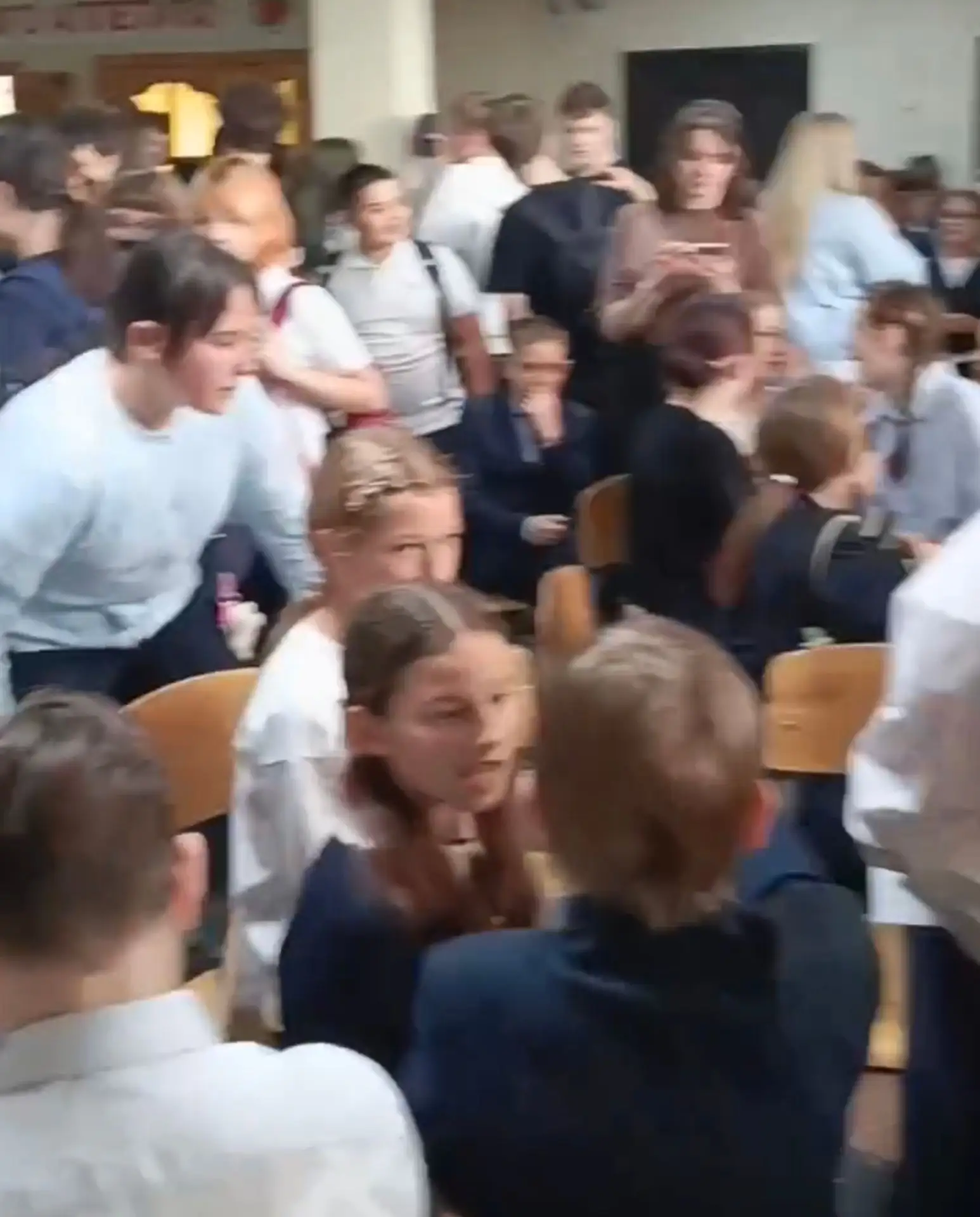 😱 В школах Ульяновска в срочном порядке закончили занятия и детей выводят в коридоры и...