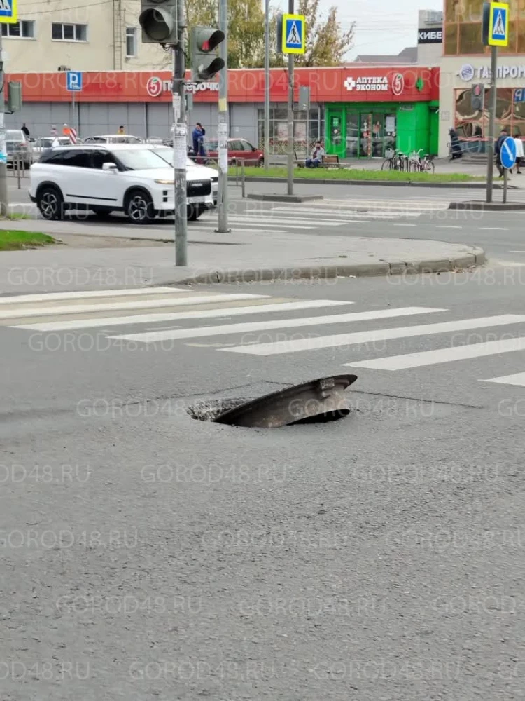 Опасный люк преградил дорогу водителям
