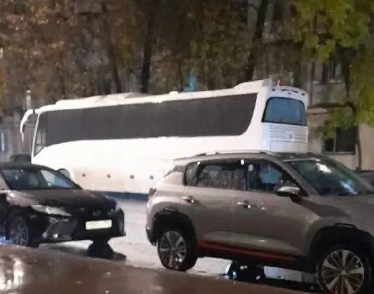 🚌 Большой автобус занимает полосу