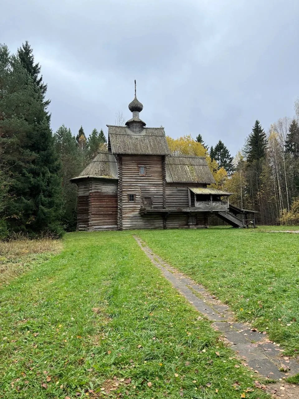 В Тверской области старинные постройки словно сошли со страниц сказок.
