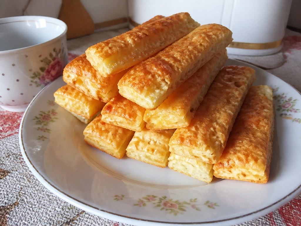 СЫРНЫЕ ПАЛОЧКИ К ЧАЮ — ДЕЛАЮ ИЗ ТРЁХ ПРОДУКТОВ, А ДОМАШНИЕ СМЕТАЮТ ЗА МИНУТУ