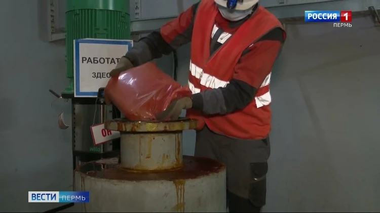 Теплоэнергетики показали процесс проверки сетей с помощью красителя
