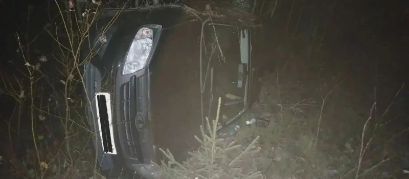 На трассе под Пряжей автомобиль дважды съехал с дороги