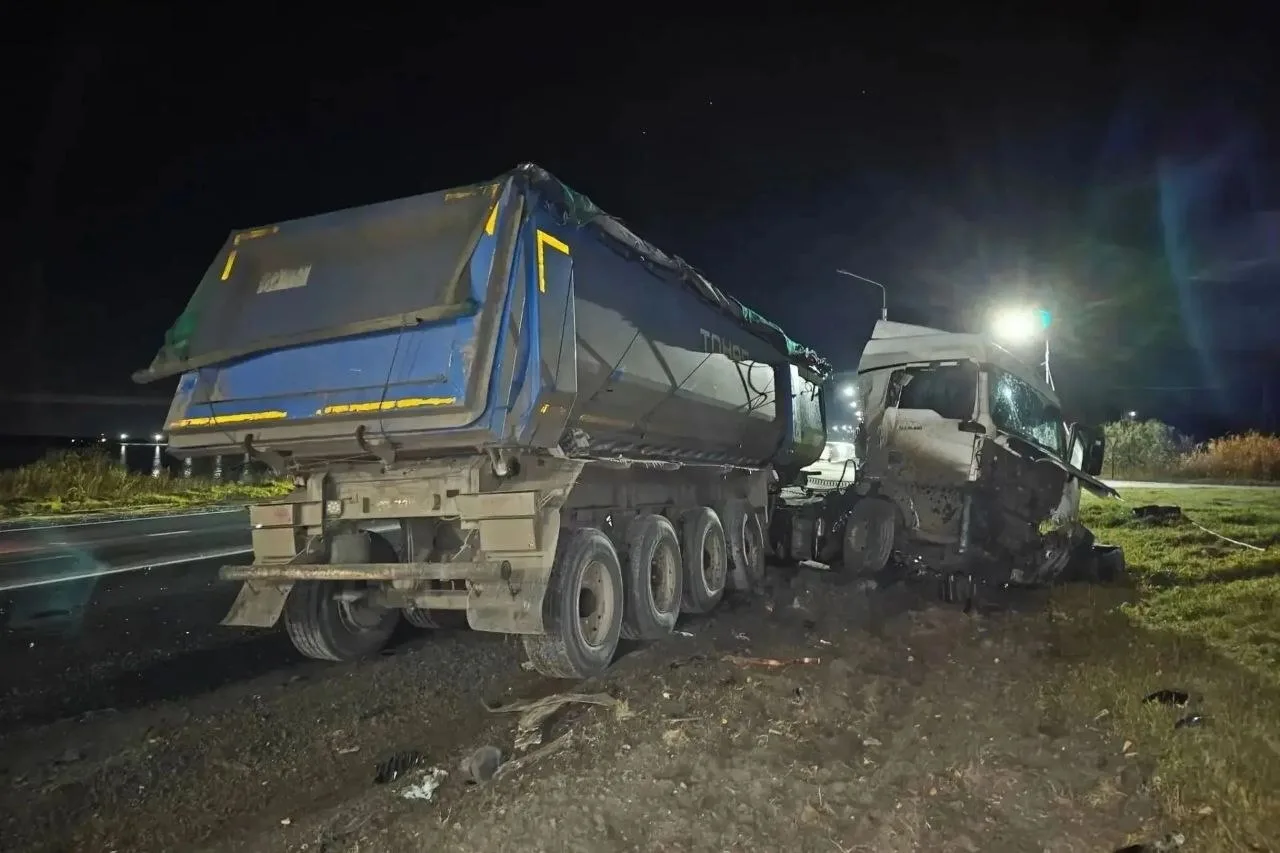 🚗 Под Новосибирском 23-летний водитель погиб при столкновении с грузовиком