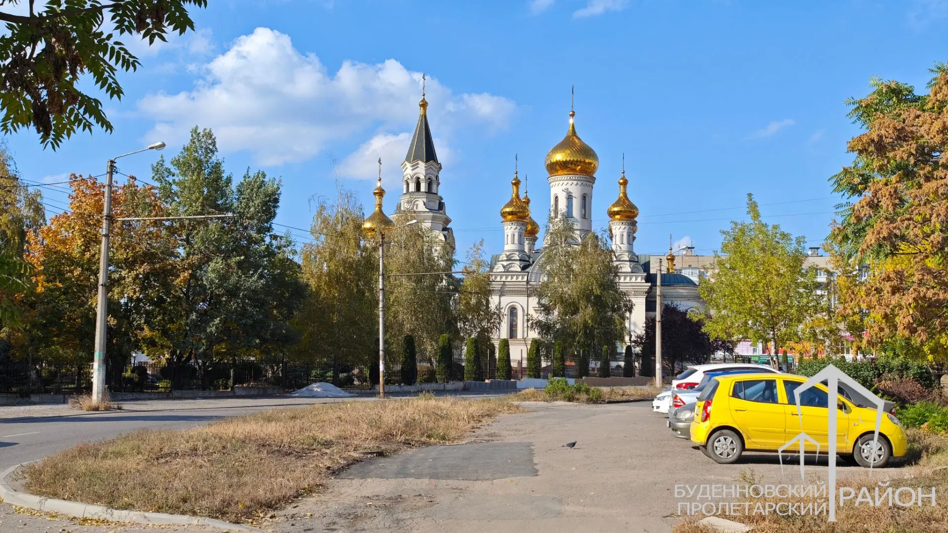 Божественно красивый и уютный сквер Свято-Троицкого собора и храма святой блаженной Ксе...