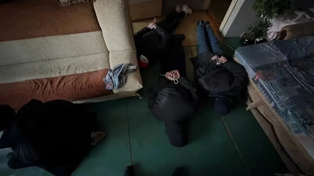 В Новочебоксарске двое соседей превратили лестничную клетку в круглосуточный магазин за...