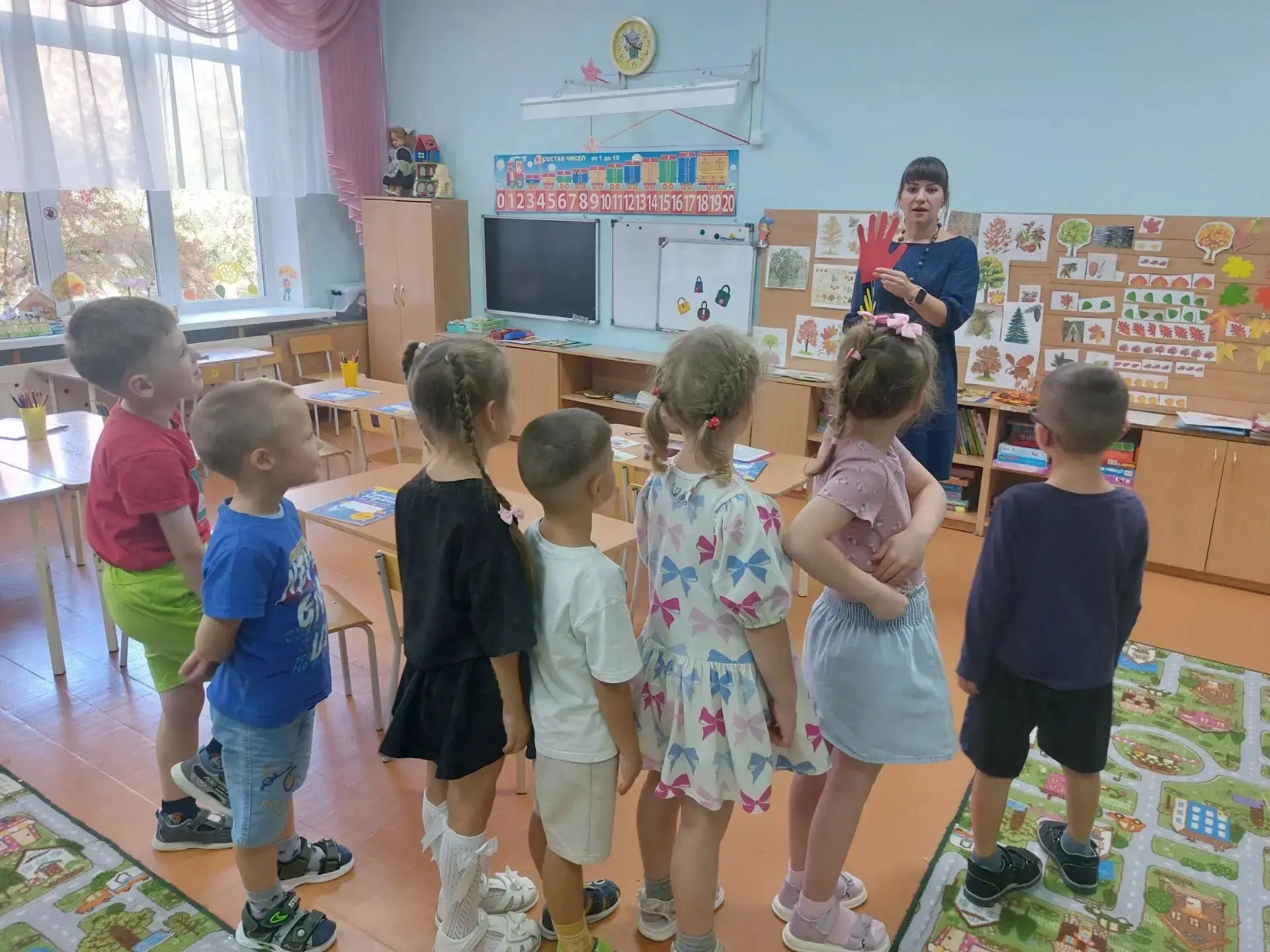 На двери висит замок -