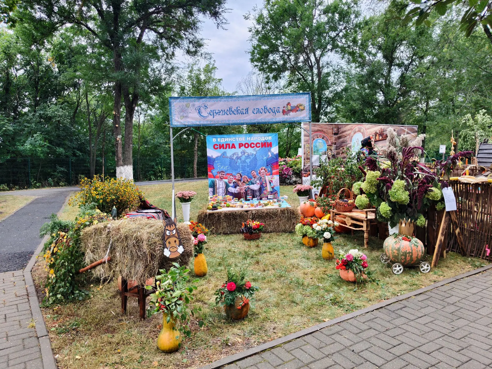 Единство красок Сергиевской слободы