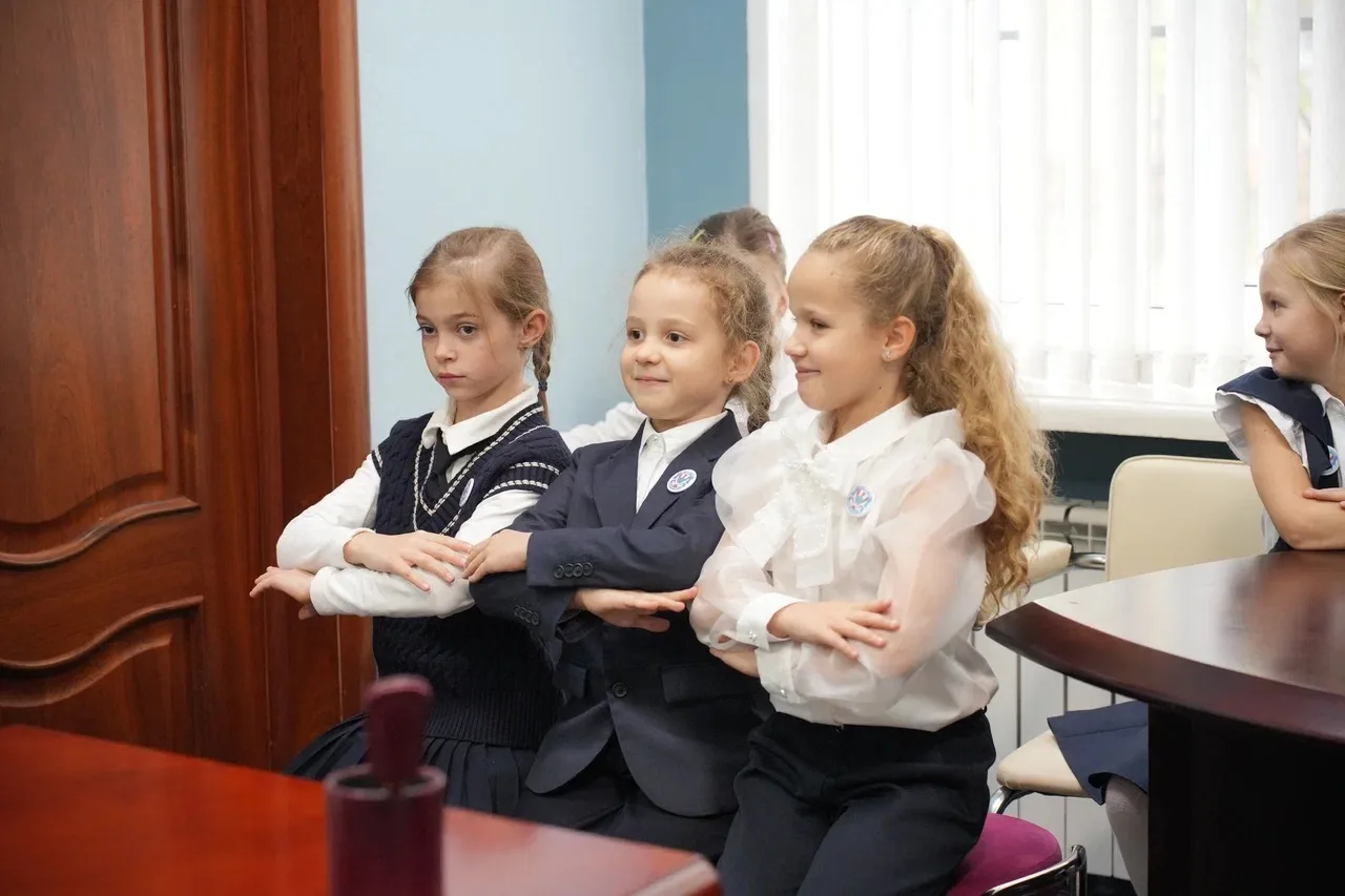 👩‍🎓 В пятницу директор школы Инесса Евгеньевна Бохонская встретилась с нашими первокл...