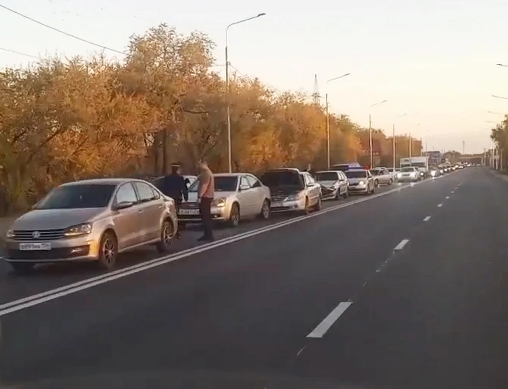 На улице Донгузской произошло ДТП, из-за которого в час пик оказалось затруднено движен...
