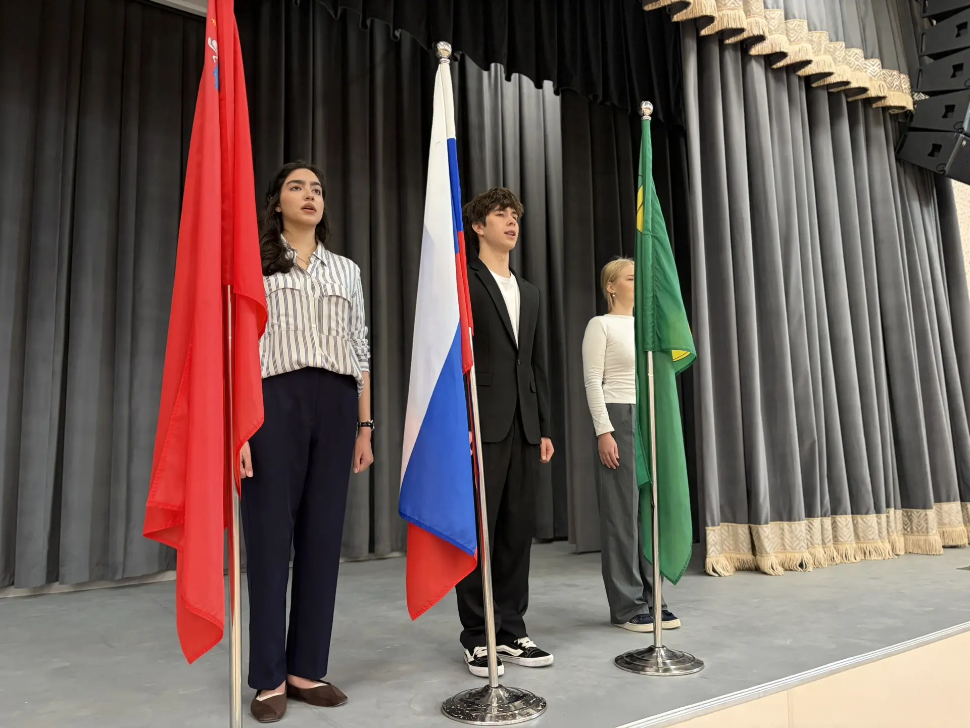 🇷🇺 Торжественная линейка прошла в актовом зале