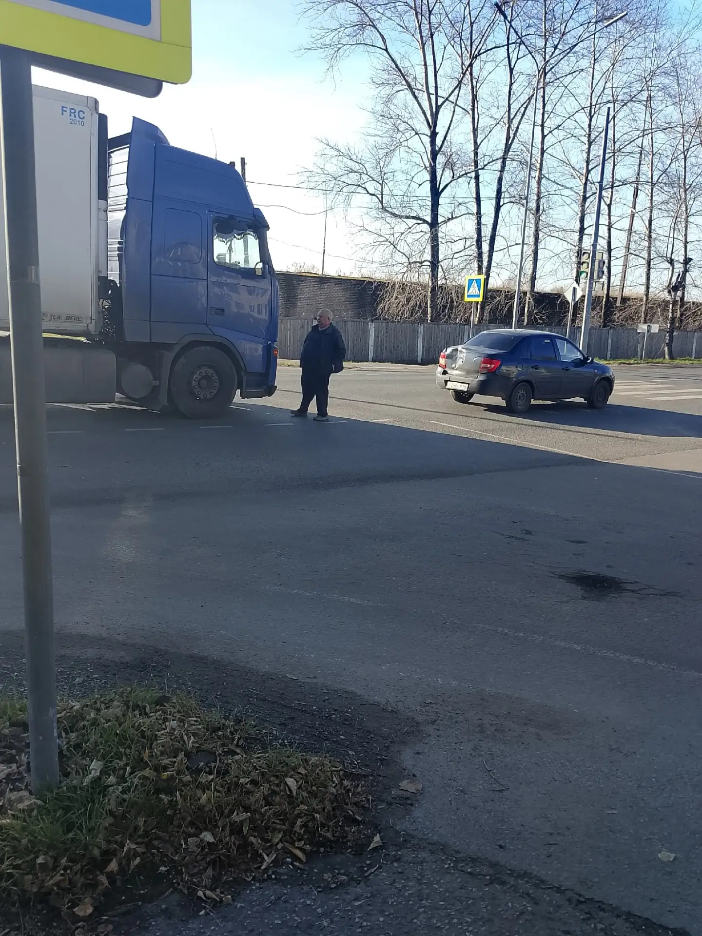 Уважаемые автовладельцы сегодня в 9.30 на перекрёстке Грина и Красноармейская было ДТП ...