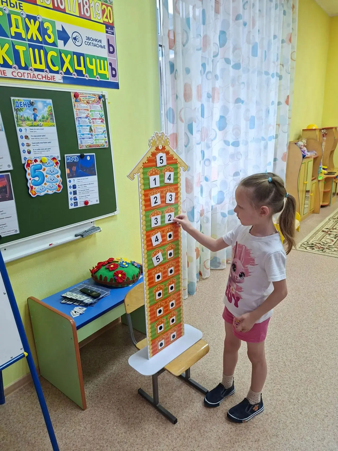 🖐️ Занимательная математика в группе «Одуванчик»: знакомимся с цифрой 5! 🧮✨