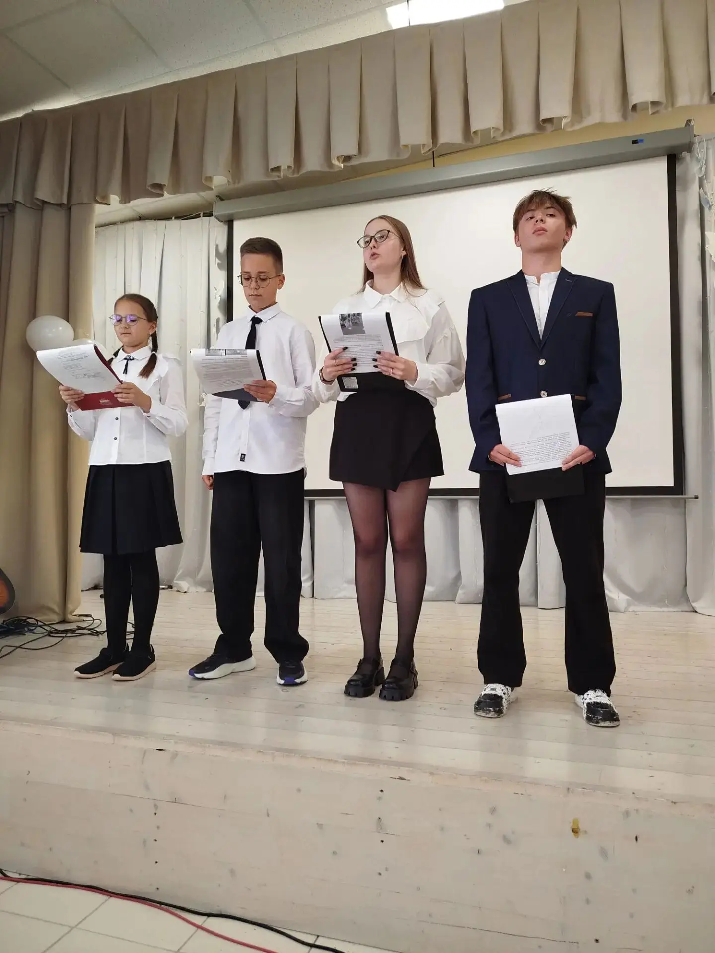 День учителя — общий праздник, праздник всех поколений, благодарных за полученные знани...