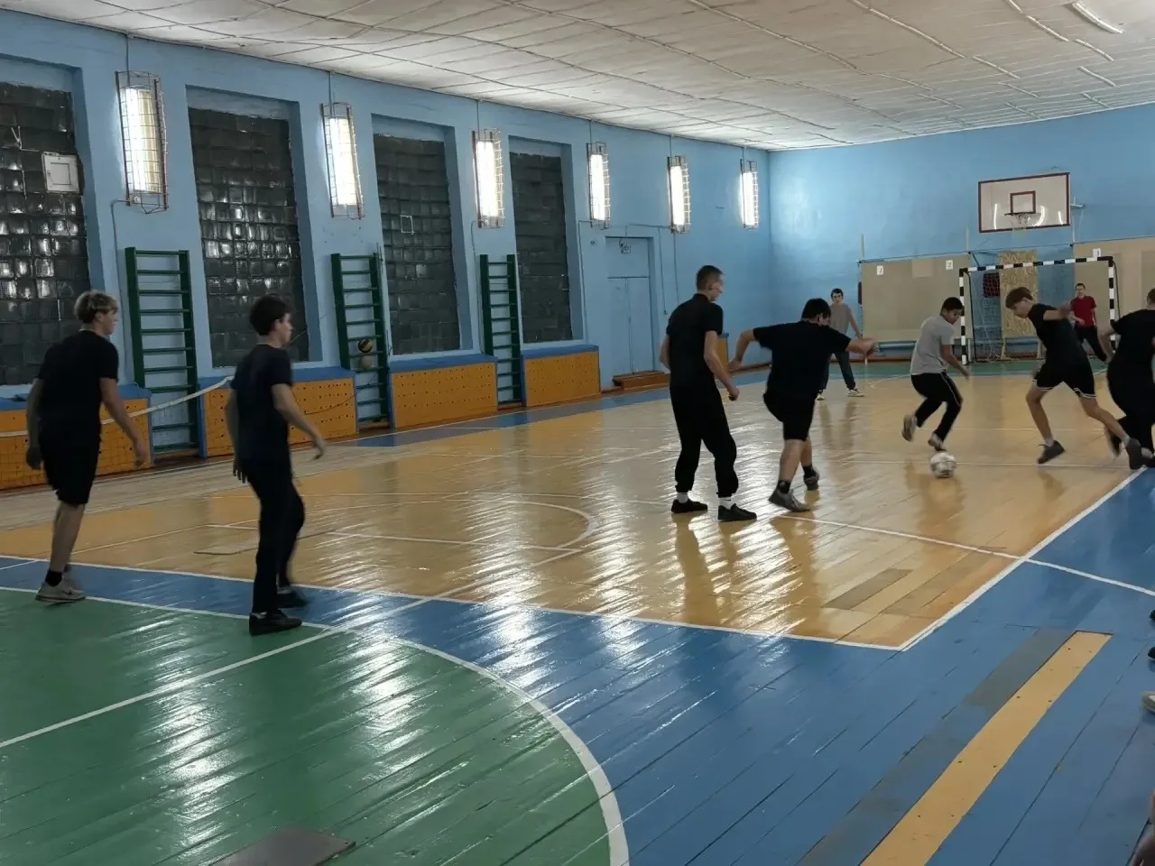 🏠 Общежитие — одна семья, но футбол рассудит! ⚽️