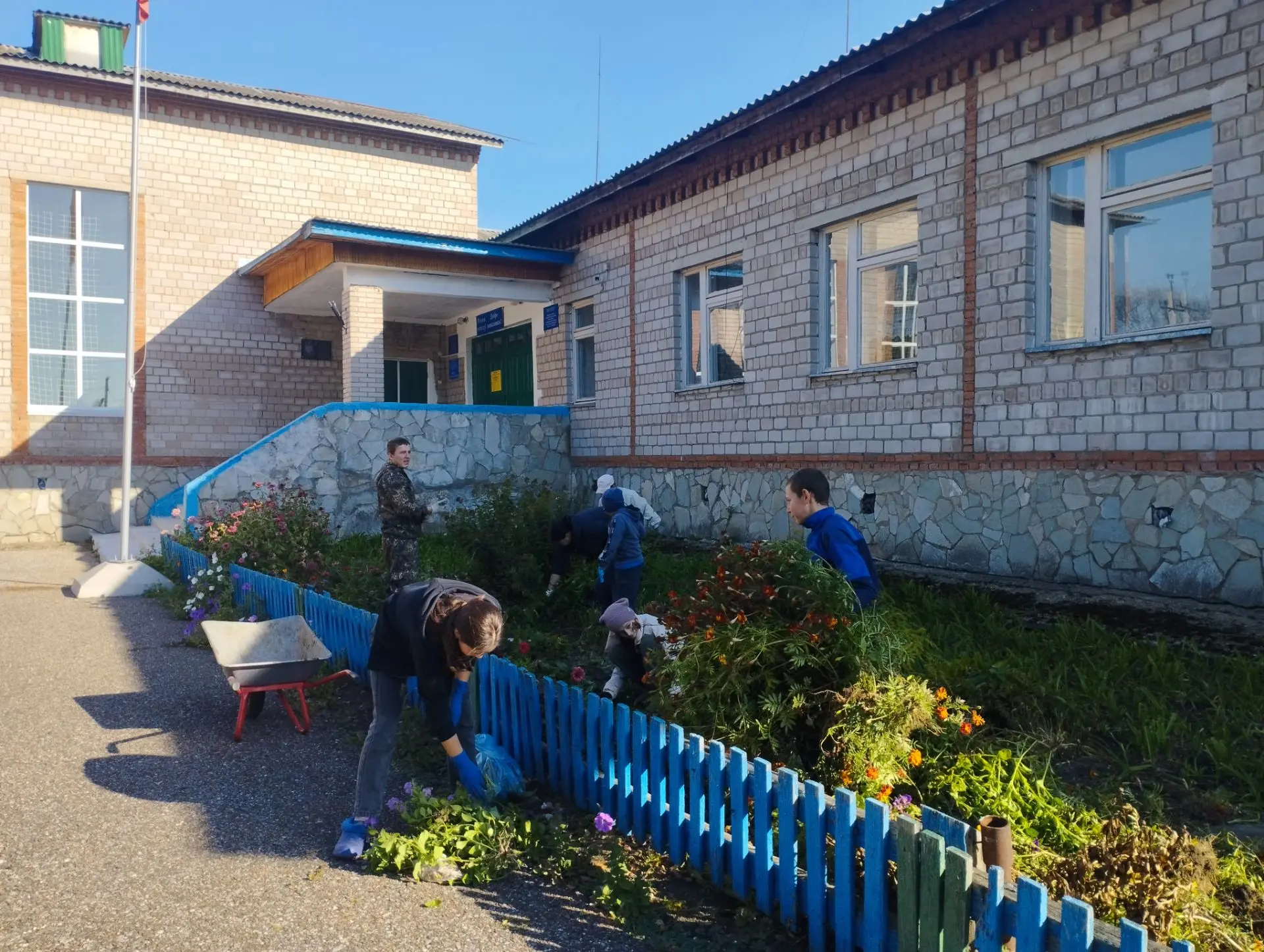 Субботник в школе: «Вместе делаем мир чище и красивее» 🍀