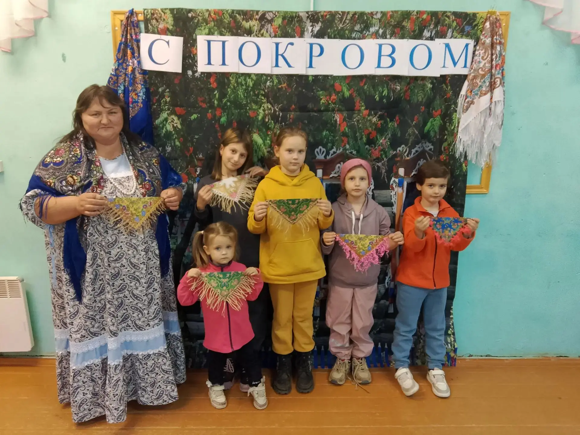 В Подолецком Доме культуры для детей прошёл тёплый осенний праздник в честь Покрова Пре...