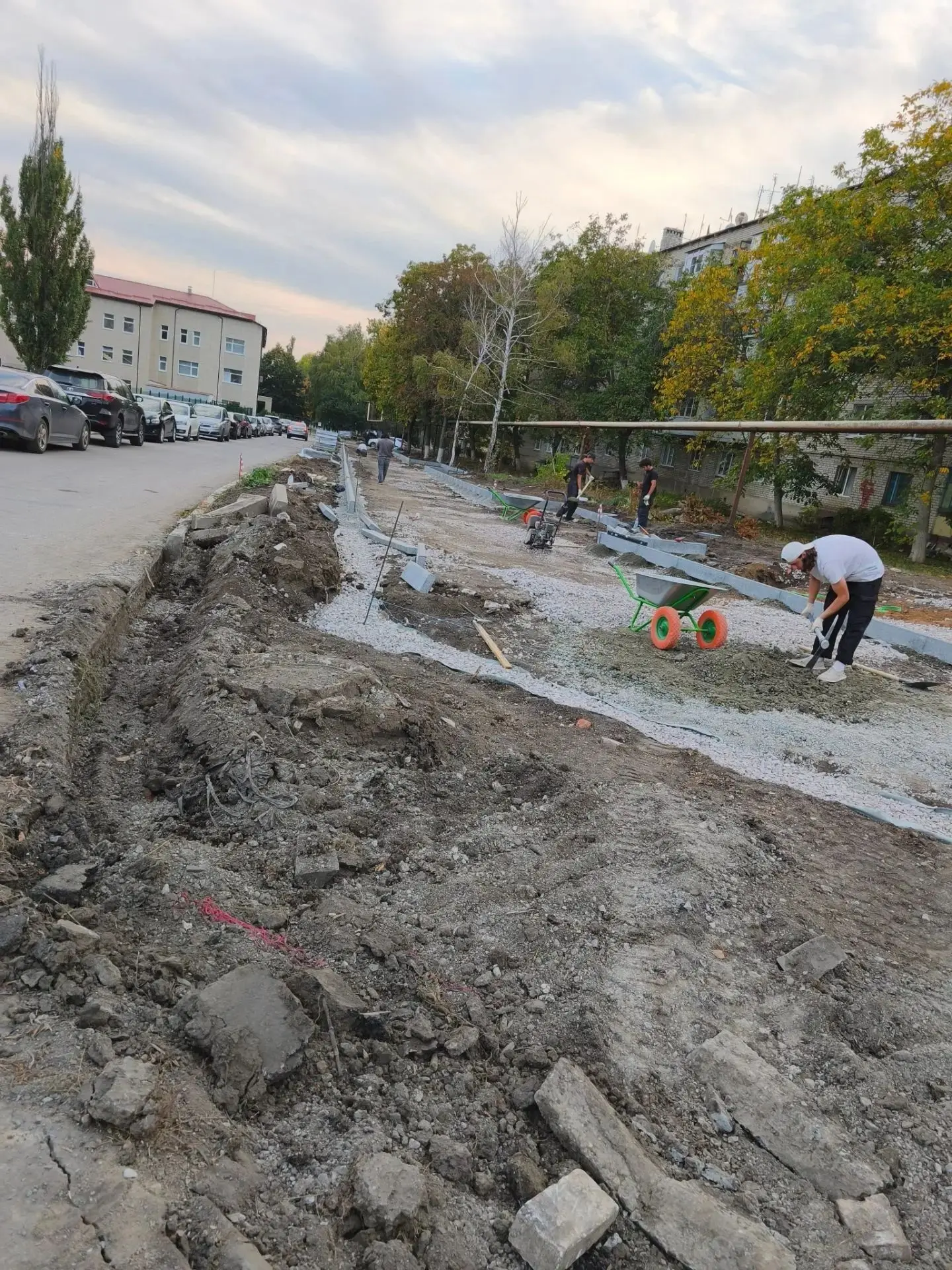 Работы по благоустройству тротуаров в Тельманово по пер. Мира продолжаются