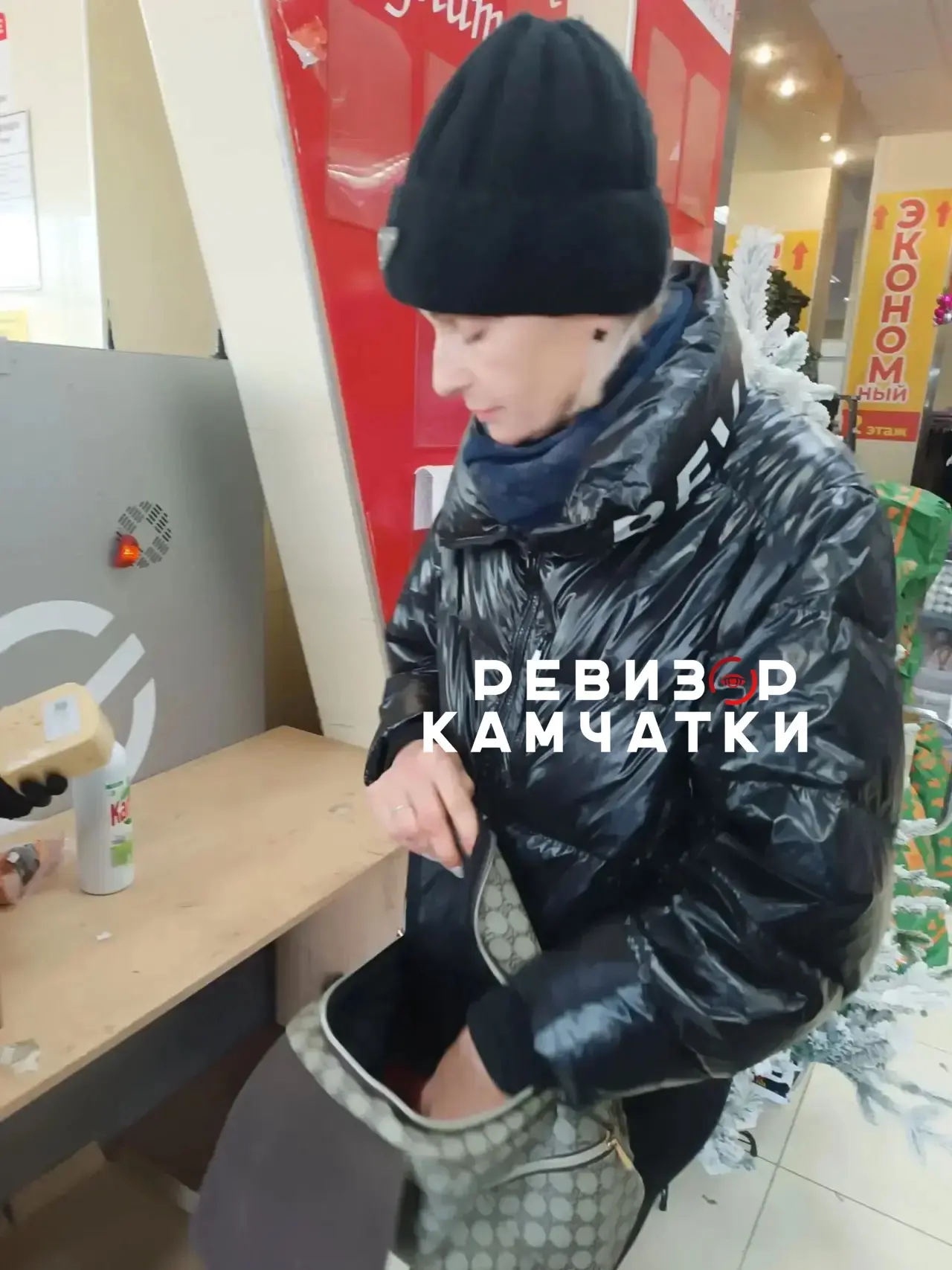 Груши надкусывают, консервы вскрывают, товары крадут: кадры из «Светофора»