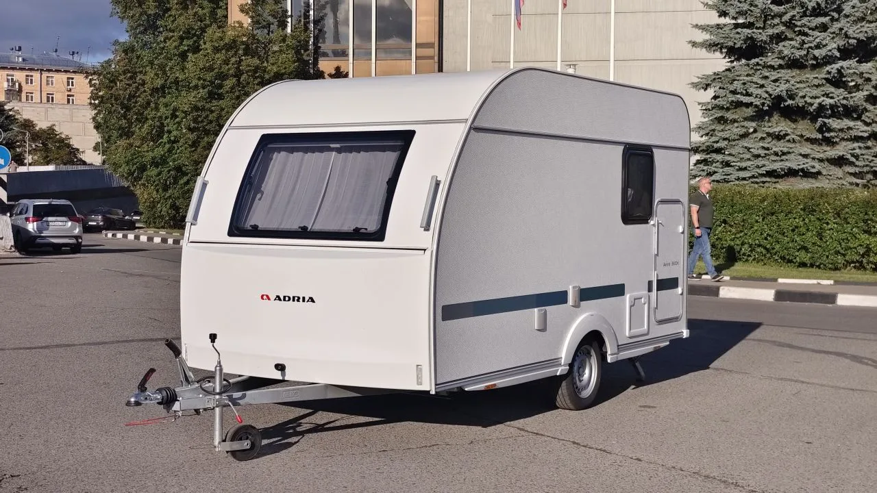 🚙 Adria Aviva 360 DK: компактный прицеп, который можно водить с правами категории B