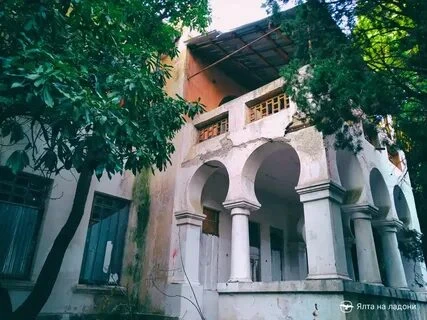 🌄🕍Если гулять по Алупке и чуть свернуть с оживлённых маршрутов, можно наткнуться на з...