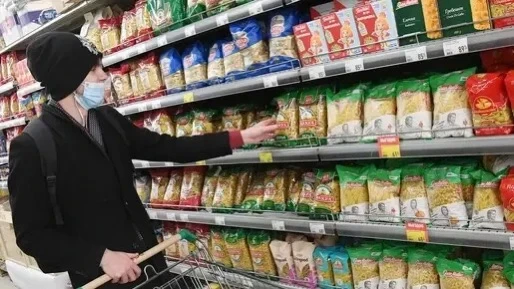 «Перешли на макарошки»: россияне стали экономить на белке.