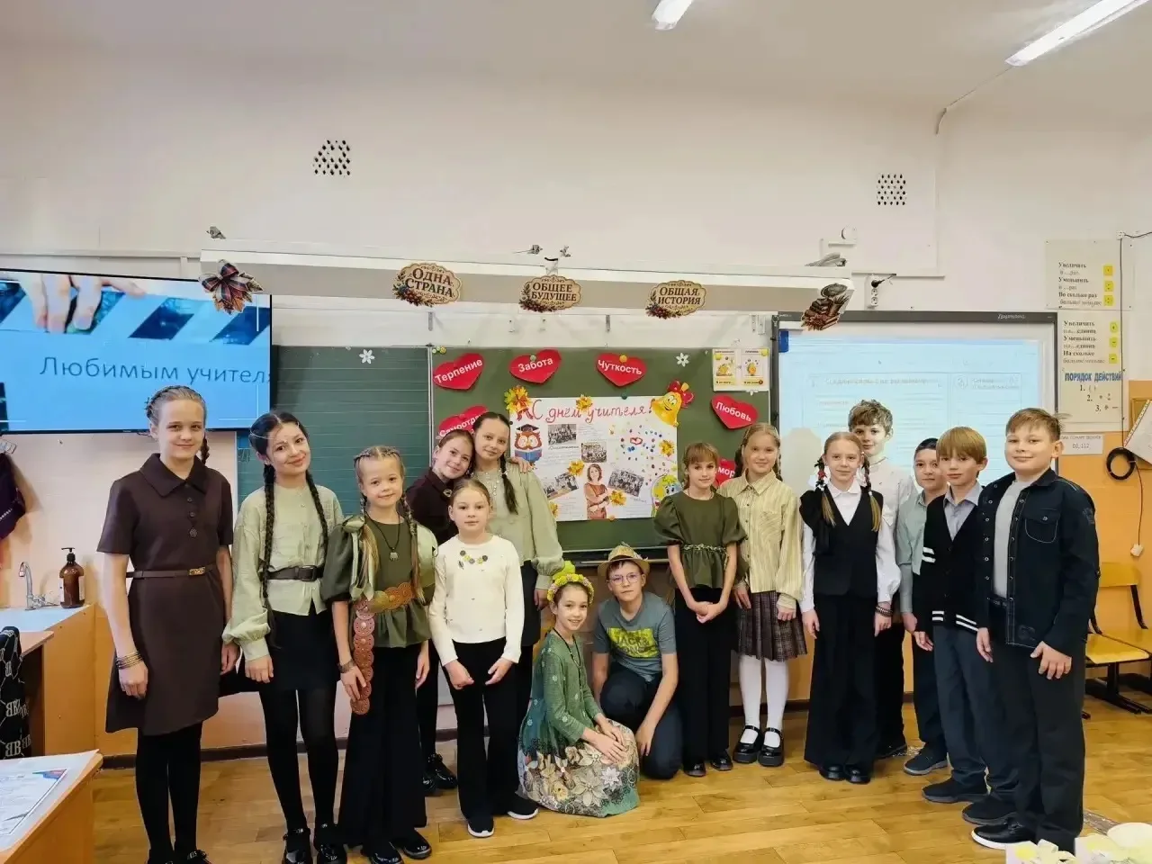 Любовь и уважение учеников 4/2 класса к учителям помогли одержать им победу с видеопозд...