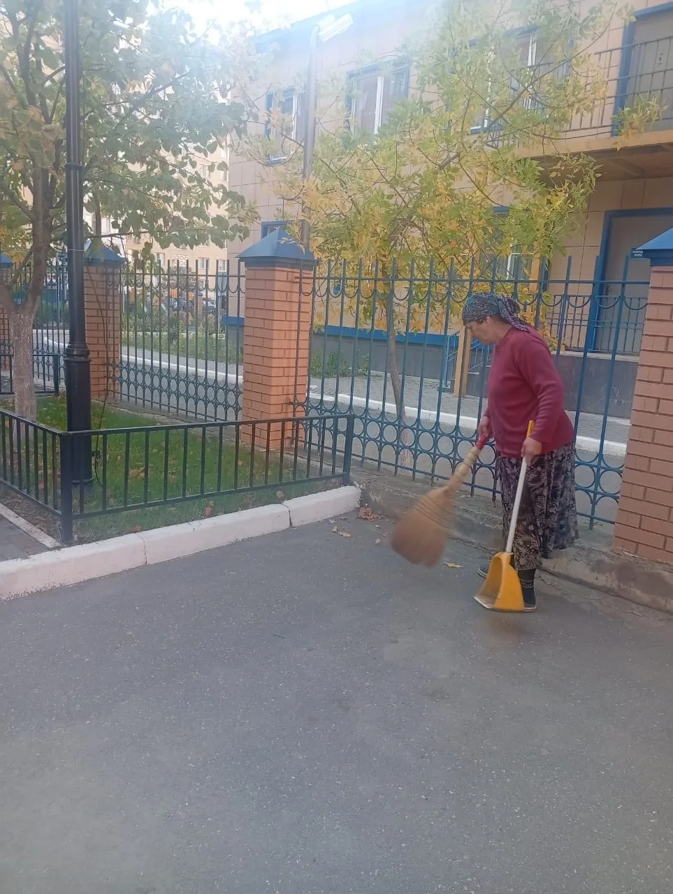 Произведена уборка на территории двора по адресу: ул. Ленина, д. 98