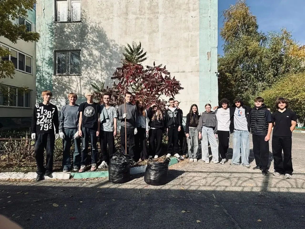 Обучающиеся 10 «В» класса приняли активное участие в традиционном общегородском субботн...