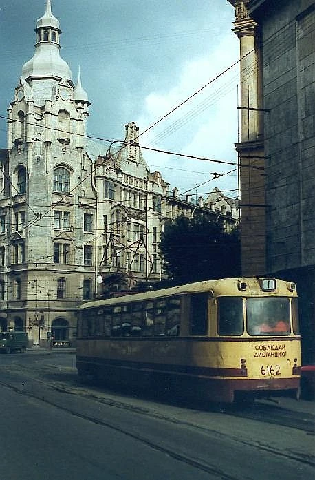 1985.Угол Садовой улицы и проспекта Майорова.