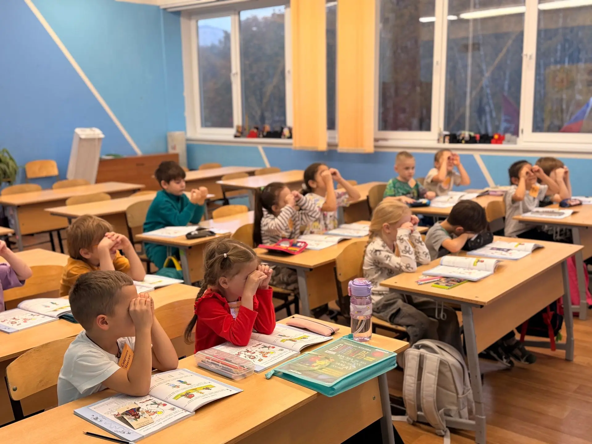 🎒 Наши будущие первоклассники уже вовсю занимаются в группах подготовки к школе! Знако...