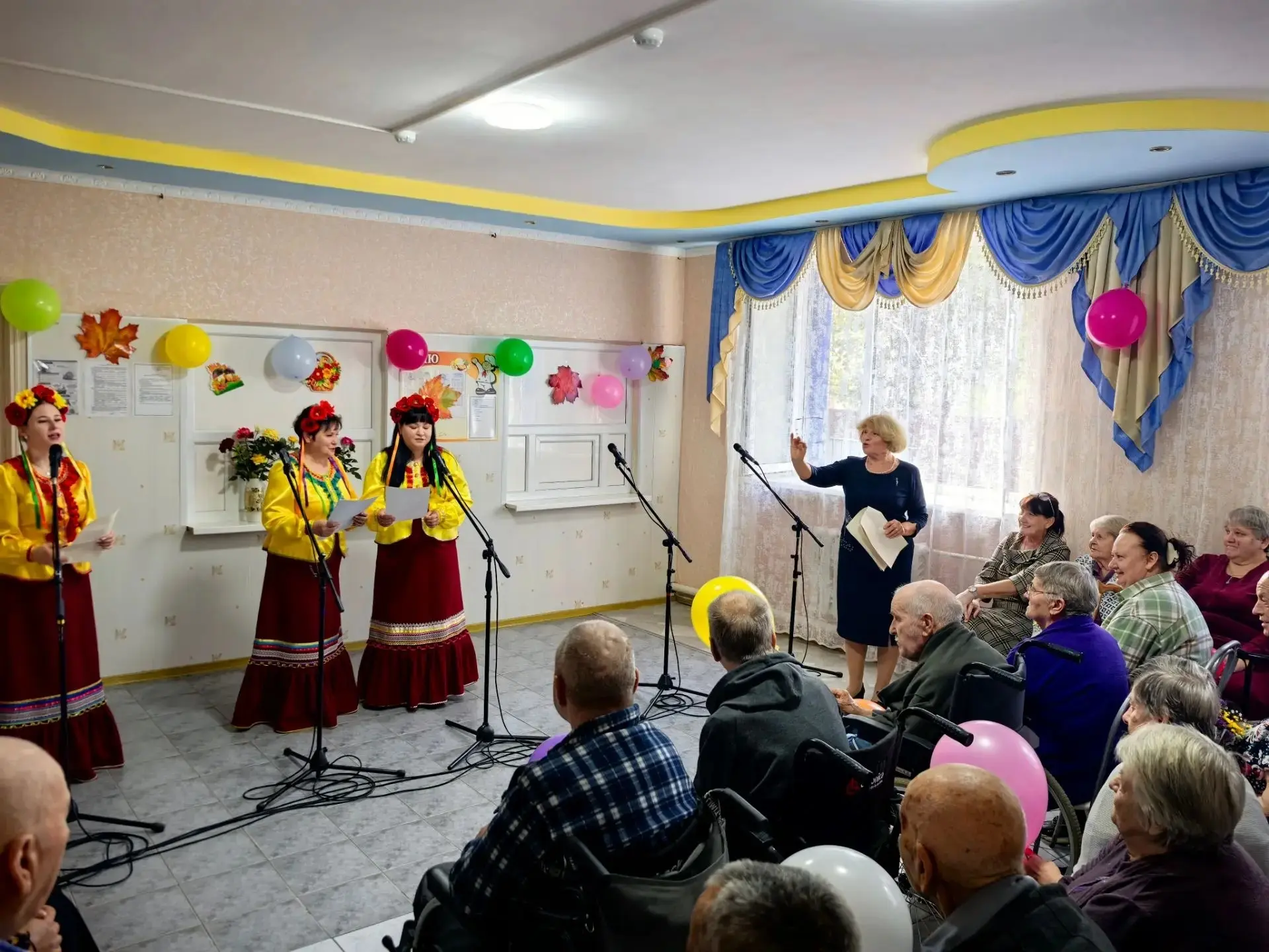 В рамках проекта «Культурное долголетие: хоровое пение» участники Народного женского хо...