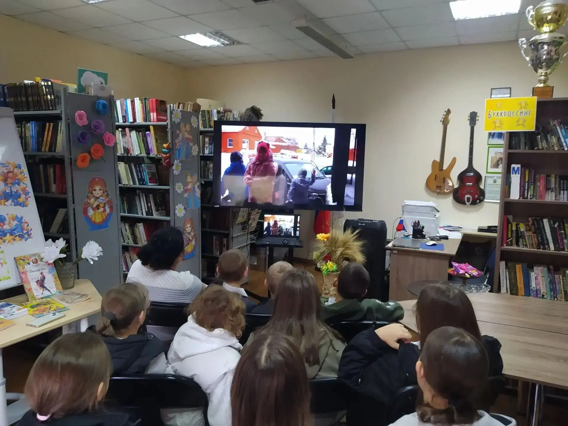 🎬 В Портовской библиотеке прошел показ фильма "Крепкая семья" для местных школьников