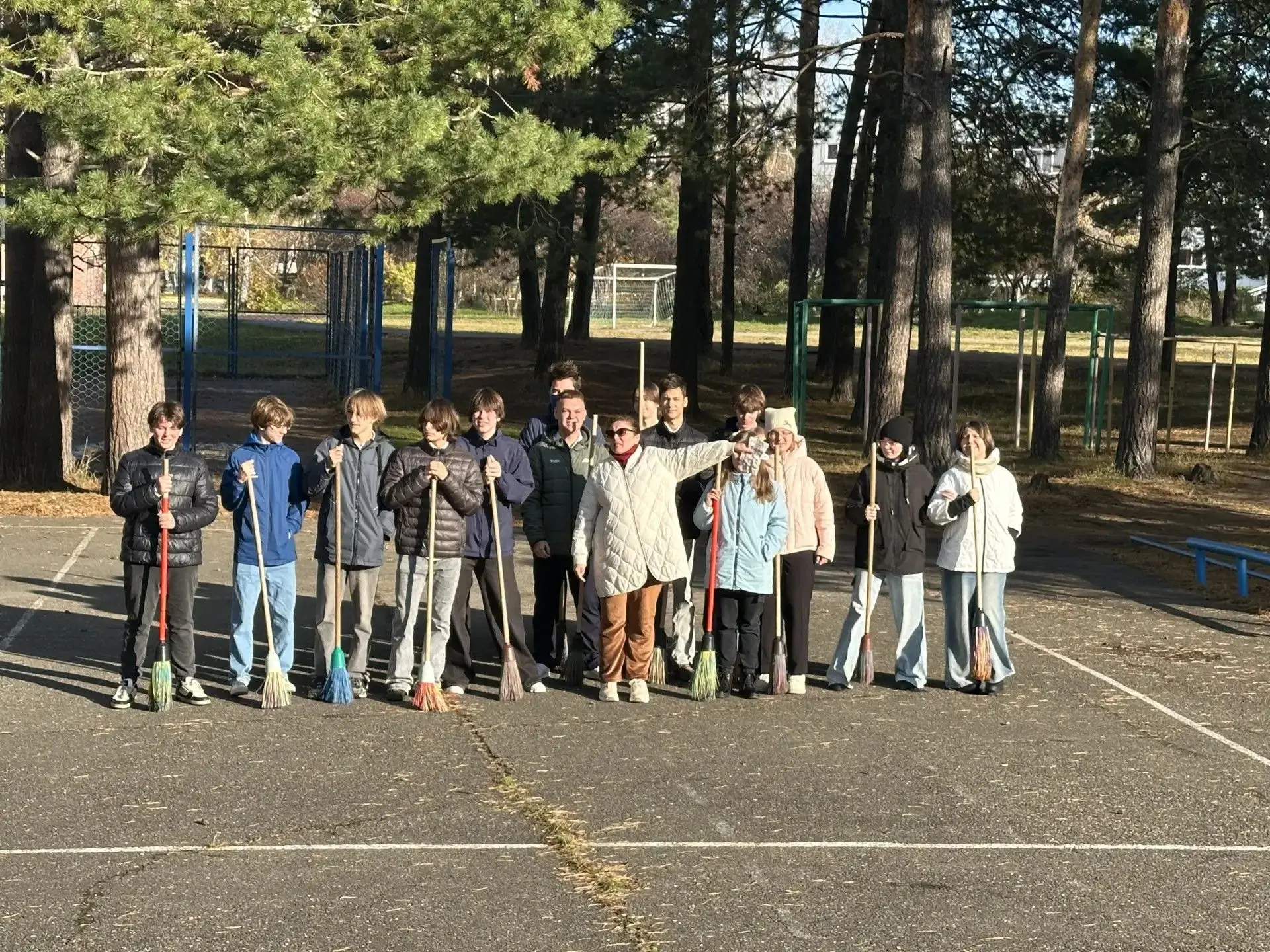 ☀Ясный выдался денек в понедельник 12 октября, как раз для субботника!