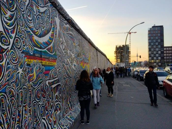 "East Side Gallery" - художественная галерея под открытым небом, где мастера рисуют кар...