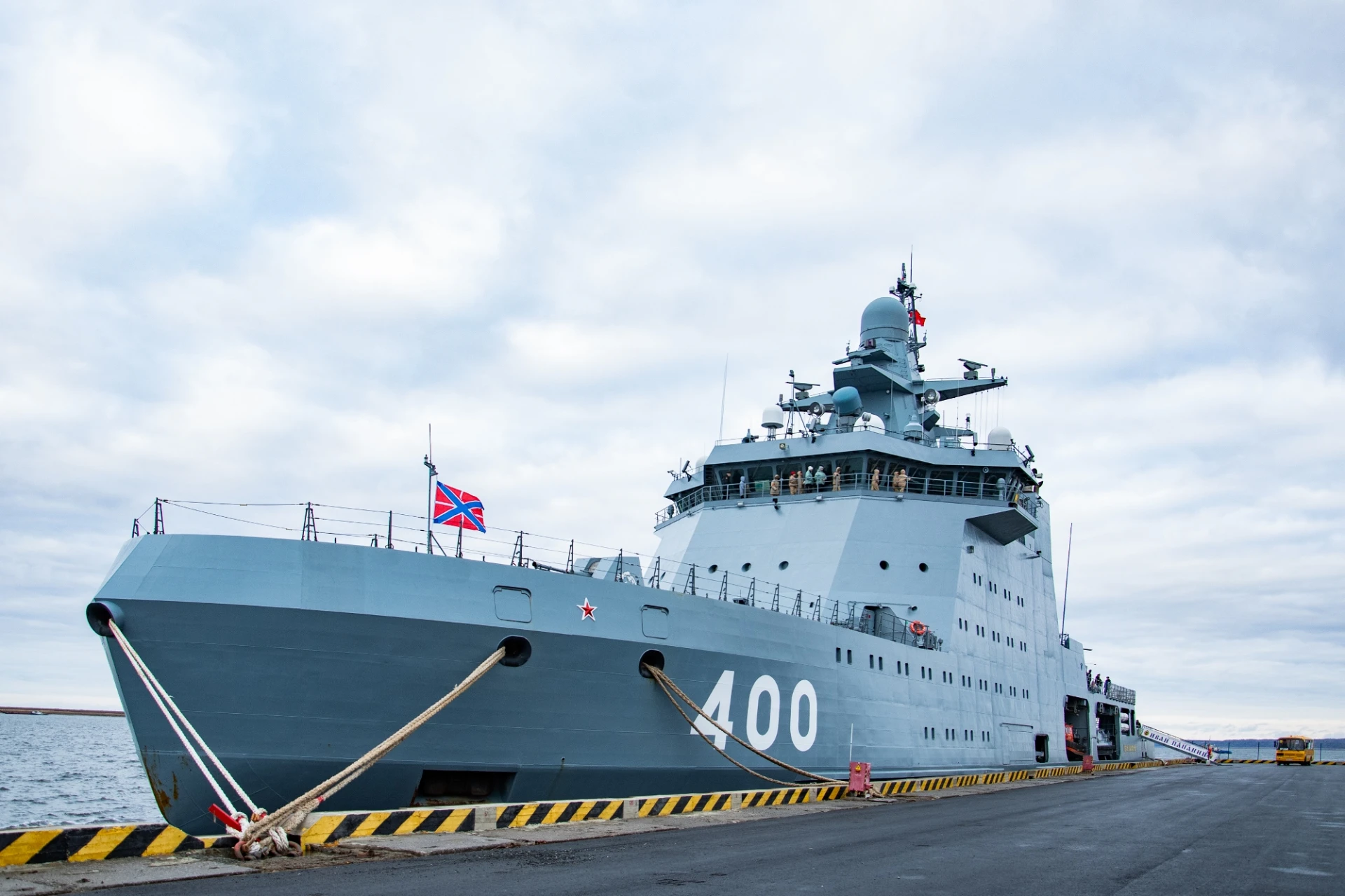 Корабли ОСК на службе: Таймырские школьники вступили в ряды юнармейцев на патрульном ко...