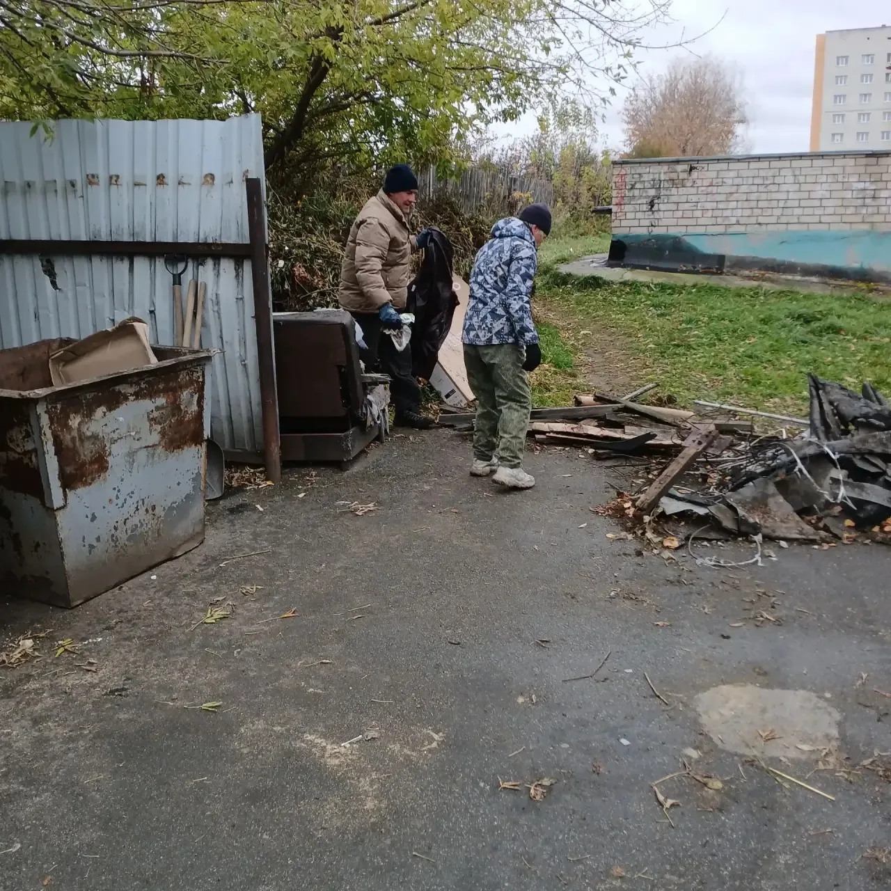 Проведена уборка мусорной площадки Космонавтов 23.