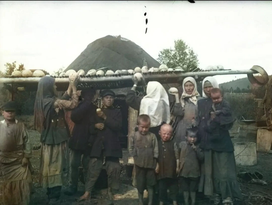 Халҡыбыҙ борон-борондан ҡорот яһау серҙәрен белгән, был фотола башҡорт ҡатын- ҡыҙҙары й...