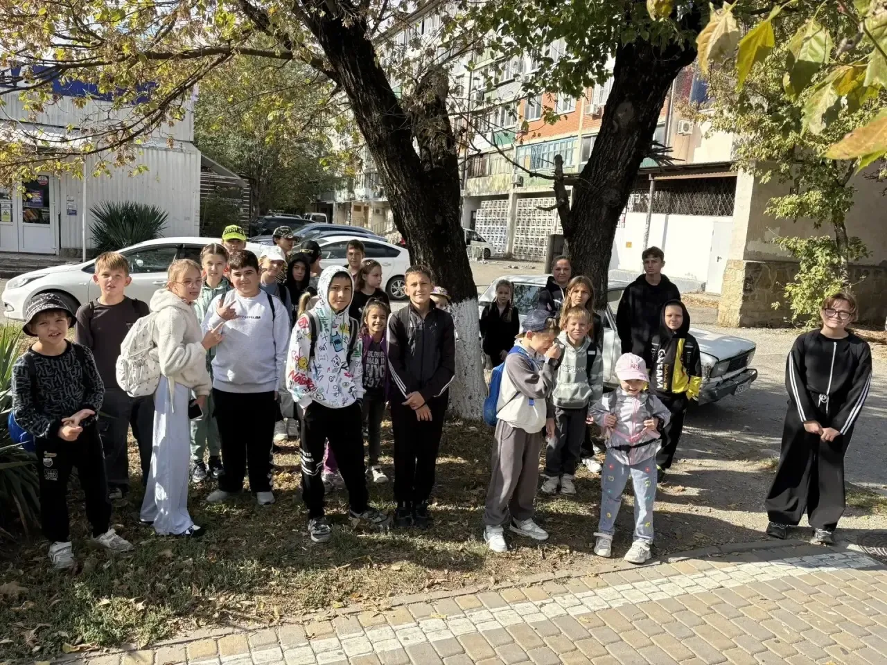 В субботу ученики 1в с родителями и  с учителем по туризму отправились в поход.