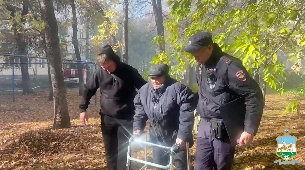 Сотрудники полиции также помогают гражданам при эвакуации из здания.