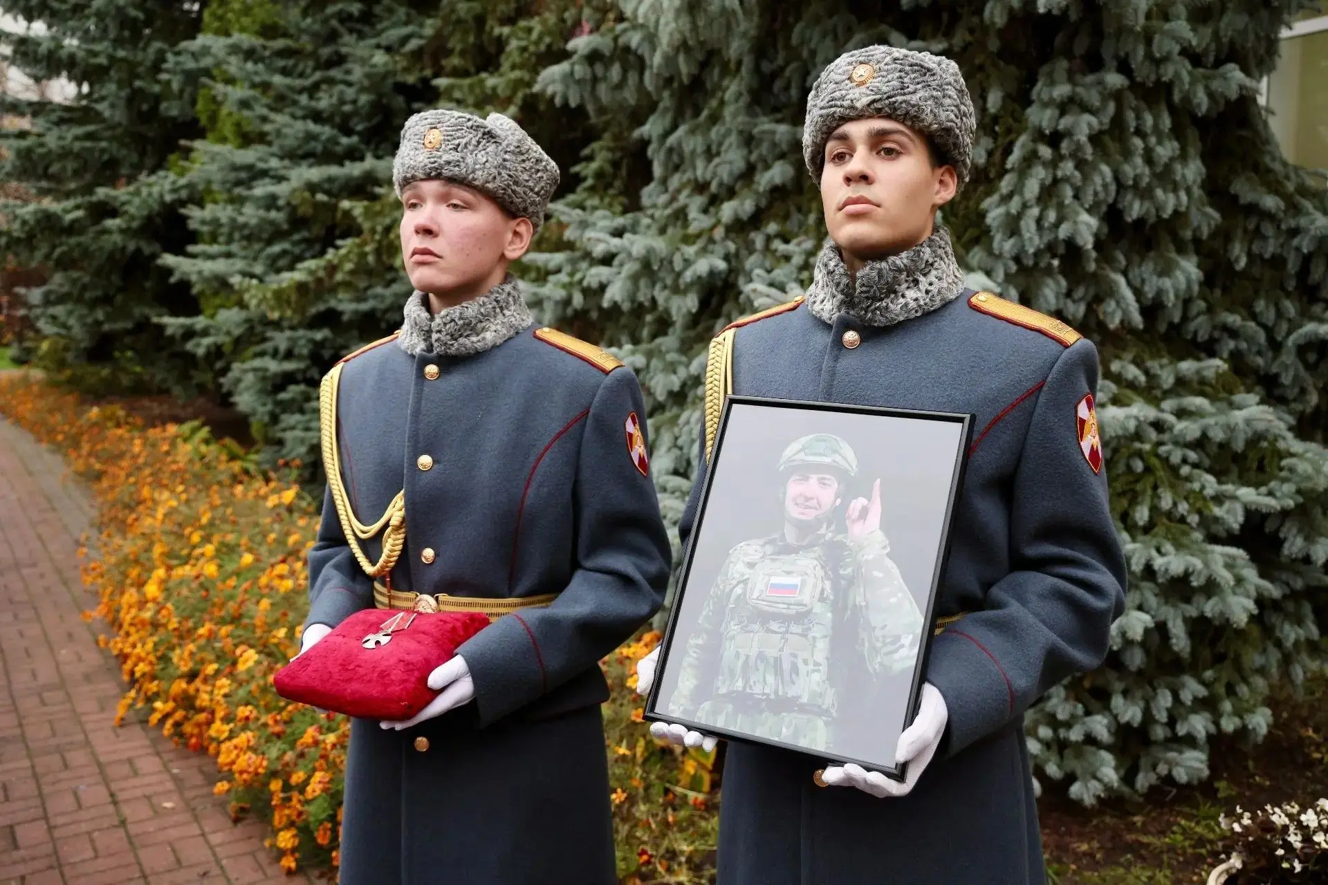 Мемориальную доску участнику СВО Артёму Тикунову открыли в Балашихе