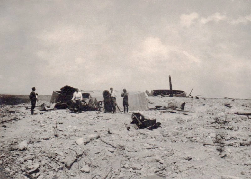 🤔 Узнаёте это место? На фото — башни, снимок сделан в 1942 году.