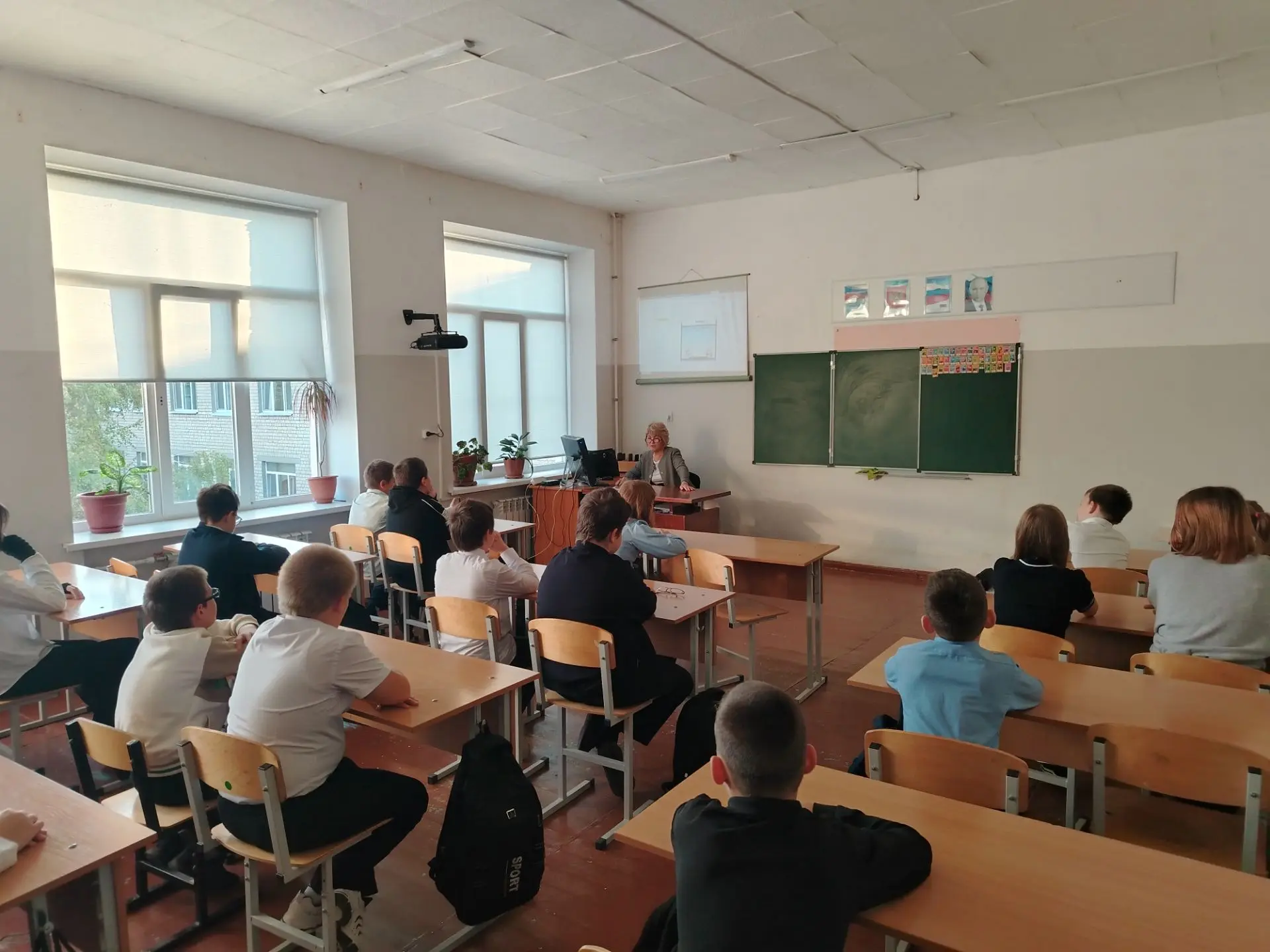 12 октября в нашей школе прошли «Разговоры о важном», посвящённые безопасному интернету!