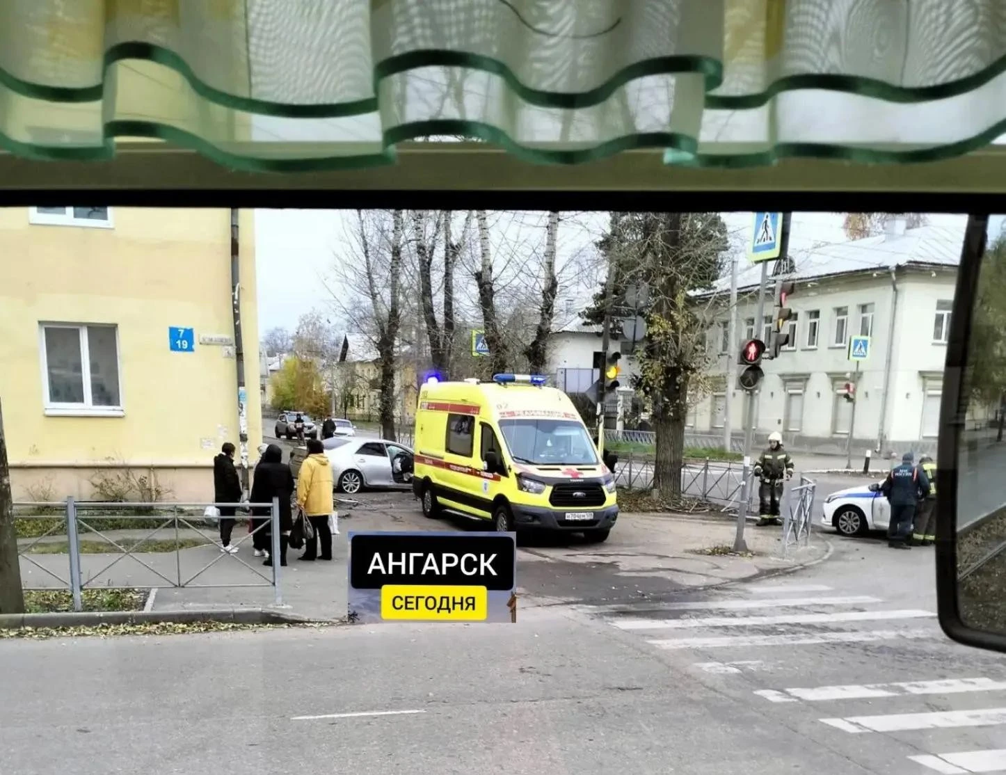 Легковушка "вылетела" на тротуар в Ангарске